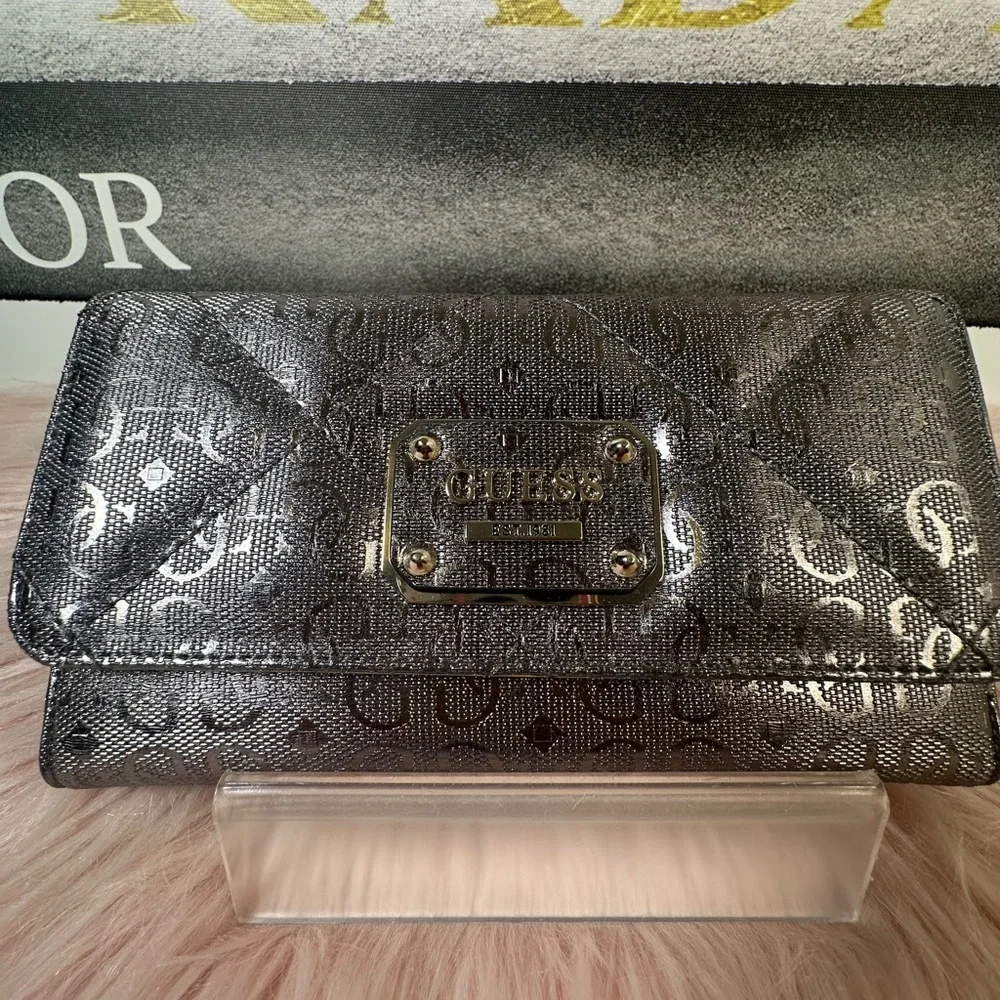 GUESS New in box Guess wallet (pewter/Rose Gold Color)